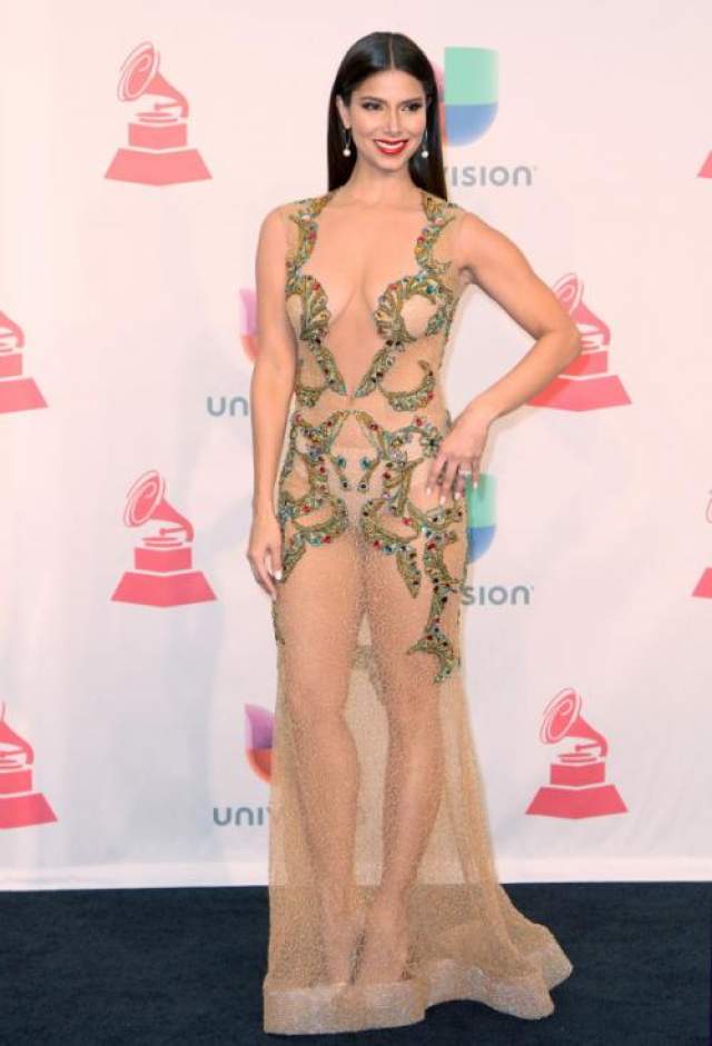 Розалин Санчес решила выйти на публику почти голой на Latin Grammy Awards в Лаш-Вегасе: глубокое декольте и ослепительно разноцветная вышивка. 