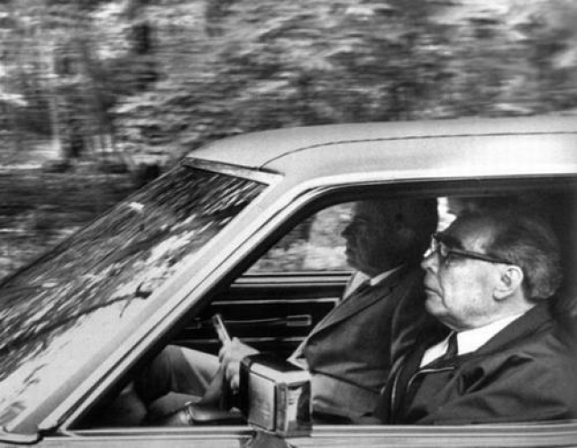 Роскошный голубой седан был преподнесен Брежневу в Кемп-Дэвиде ,во время визита в США. В авто была и климатическая установка, и электрорегулировка кресел, и музыкальный центр. Увидев суперкар, Брежнев тут же решил прокатиться с ветерком в компании президента США Никсона.
