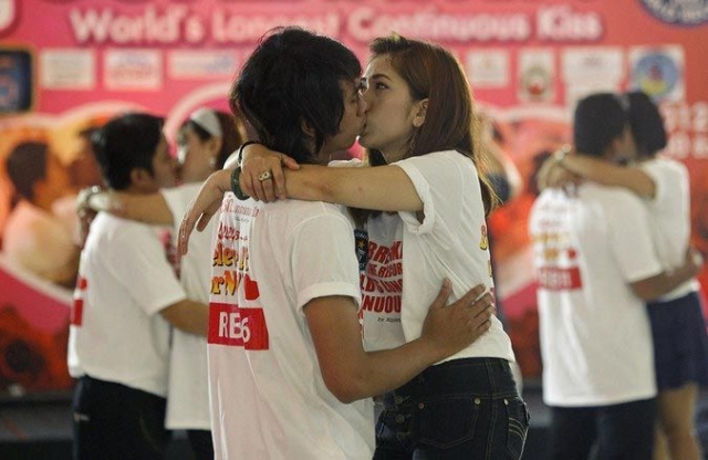 12 февраля 2013 года, тайская пара Нонт Виттаянуч и Танасук Ариядек побили мировой рекорд по самому долгому непрерывному поцелую, побив предыдущий рекорд равному 50 часам 25 минутам и 1 секунде на 10 минут 12 секунд.
