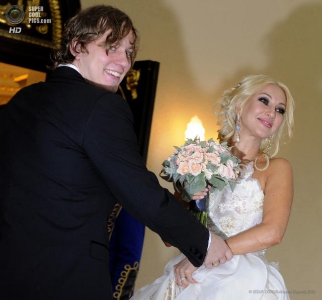 Лера Кудрявцева. 8 июня 2013 года состоялась свадьба телеведущей и хоккеиста Игоря Макарова, которых разделяет 16-летняя разница в возрасте.
