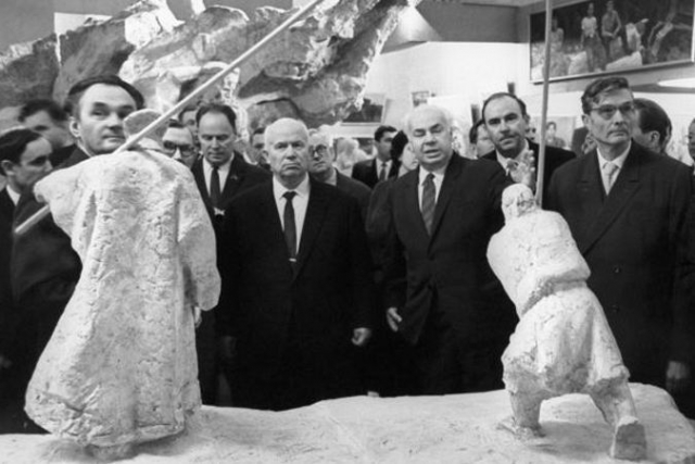 1 декабря 1962 года в Москве в Манеже состоялась выставка произведений художников-авангардистов под названием "Новая реальность". На выставке демонстрировалось более двух тысяч произведений в авангардистском стиле, которые вызвали настоящее негодование у "кукурузника".