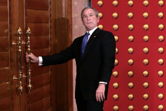 Довольно часто Буш "боролся" с дверями. Например, во время пресс-конференции в Пекине президент Джордж Буш, отказавшись продолжать отвечать на вопросы журналистов, поспешил уйти в закрытые двери.