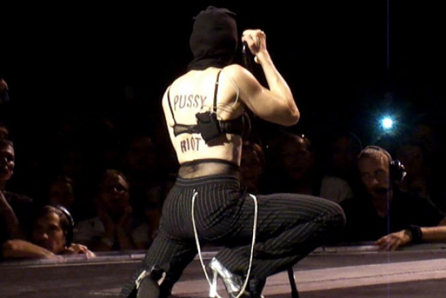 Более громкий конфликт произошел в 2012 году после питерского концерта Мадонны, когда артистка выступила в защиту Pussy Riot. После шоу группа разгневанных петербуржцев подала в суд на Мадонну. Истцы требовали взыскать с нее 333 миллиона рублей за защиту ЛГБТ-сообщества.