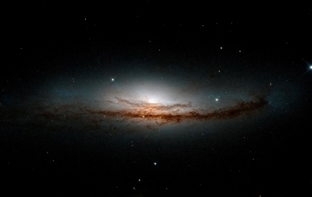 Темная материя - еще одна из главных загадок для современных астрономов. Поняв, что именно она из себя представляет, значит фактически раскрыть тайну Вселенной, которая на 27% состоит из темной материи.