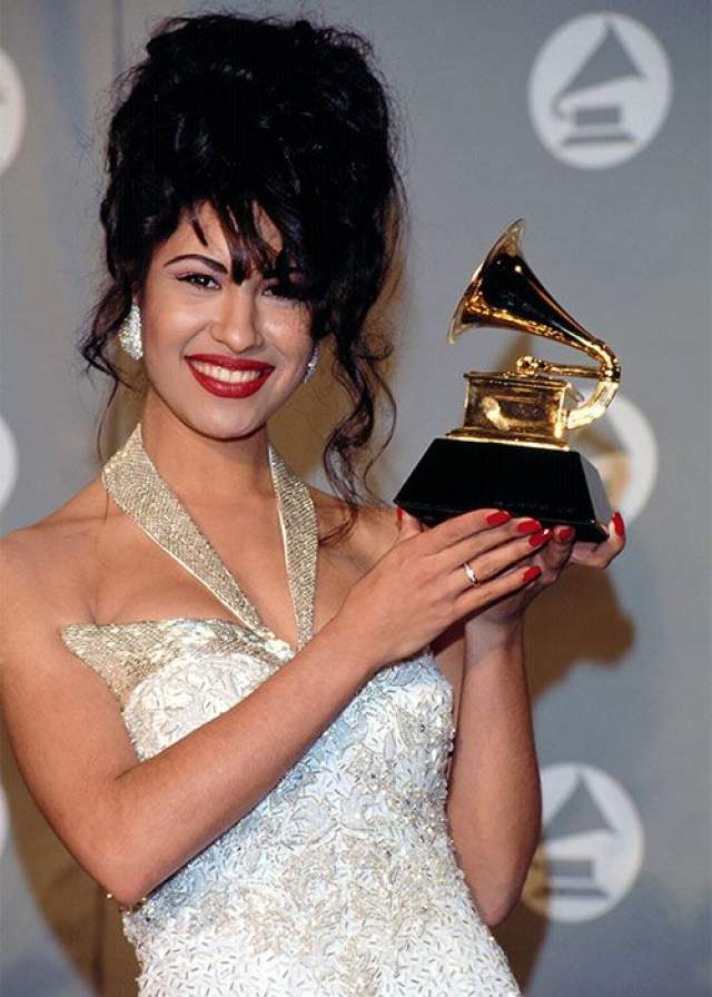 В 16 лет ей вручили награду за лучший женский вокал на премии Tejano Music Awards, после чего ей предложила контракт крупная звукозаписывающая компания. 