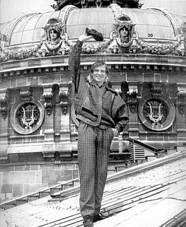 Рудольф Нуреев. Артист балета, находясь на гастролях в Париже, отказался вернуться в СССР, где был осужден за измену родине и приговорен к семи годам заочно. Вскоре Нуреев начал работать в Королевском балете в Лондоне и быстро стал мировой знаменитостью, получив еще и австрийское гражданство.