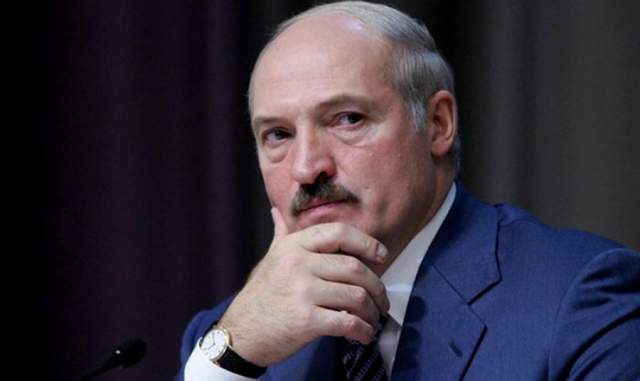 Александр Лукашенко. Однажды литовские оппозиционеры выступали против визита Лукашенко в их страну транспарантами с надписью "Усатому въезд воспрещен".
