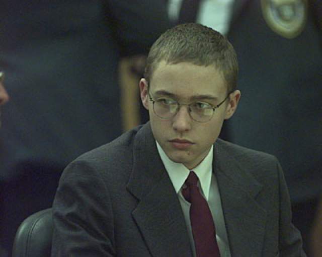 Джошуа Филлипс. 3 ноября 1998 года мать 14-летнего подростка убирала его комнату, когда обнаружила мокрое пятно под кроватью.