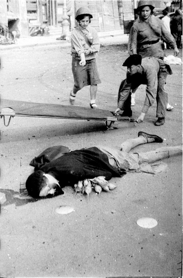 Жертва немецкого артобстрела на Невском проспекте Ленинграда. 1943 года.