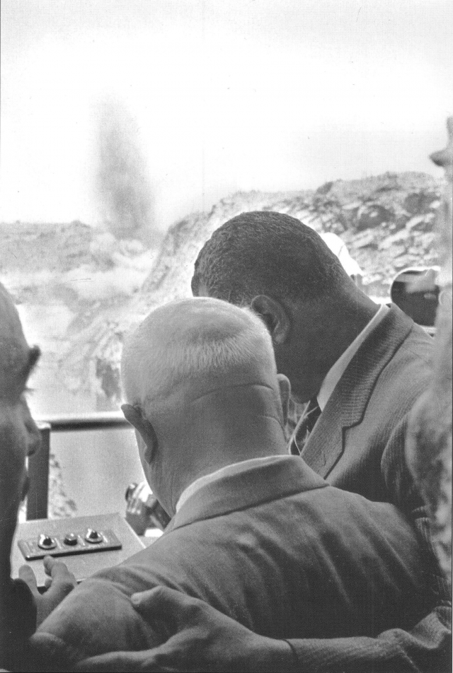 Это Хрущев и президент Египта Гамаль Абдель Насер взрывают перемычку на плотине Асуанской ГЭС в Египте.