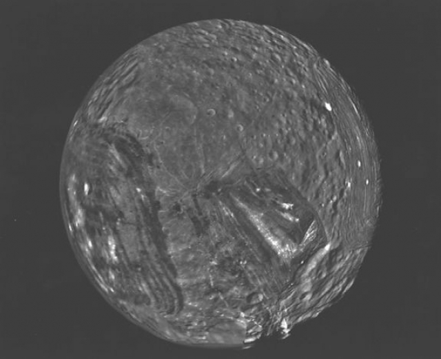Луна Урана Миранда.