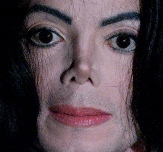 В конце-концов, внутренние демоны и многочисленные операции сделали несчастного Майкла непохожим не только на себя, но и на естественно выглядящего человека.