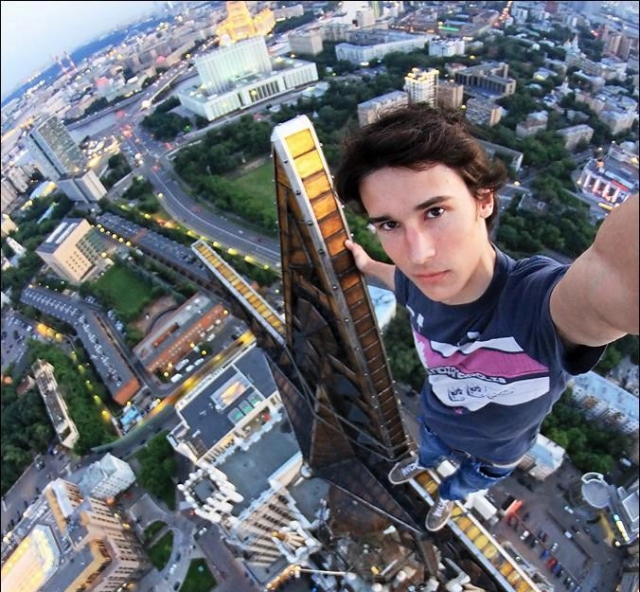 Кирилл Орешкин продвигает свои аккаунты в Instagram и на Facebook за счет экстремальных селфи с высотных зданий, мостов и гигантской звезды на крыше высотной башни.