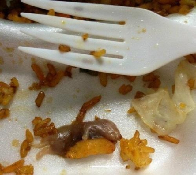 Один из пользователей Facebook сообщил, что заказал "китайский рис" в ресторанном дворике городского рынка на бульваре де Сабана Гранде в Каракасе (Венесуэла). Когда он почти доел блюдо, то обнаружил в тарелке мертвого мышонка.