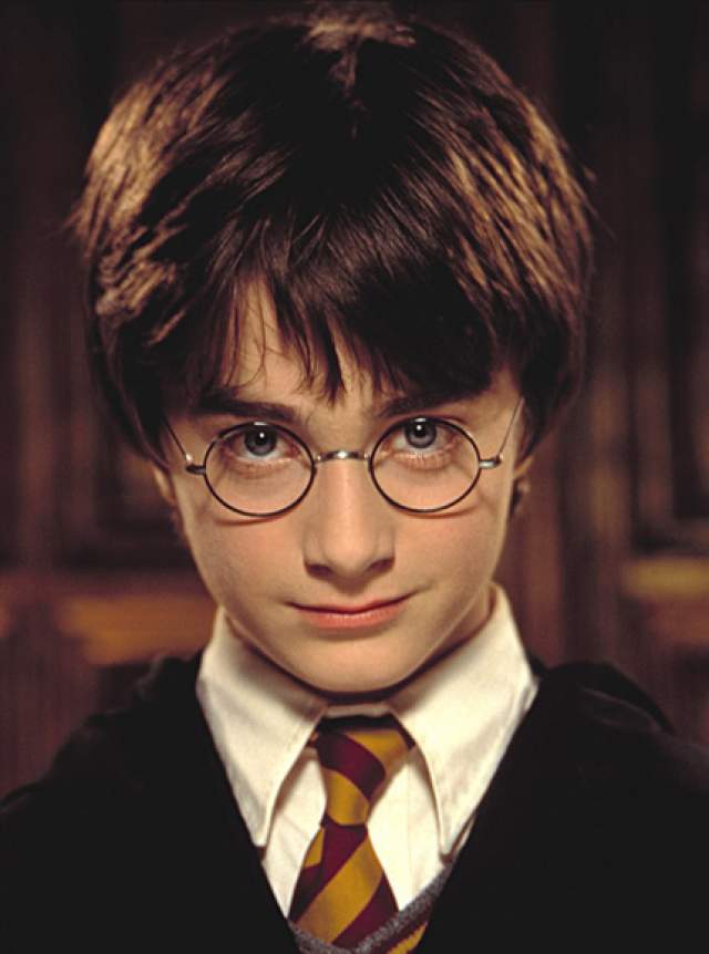 Дэниел Редклифф - серия фильмов о Гарри Поттере (2001-2011). Сыгравший главного героя мальчик в 12 лет заработал свой первый миллион. 