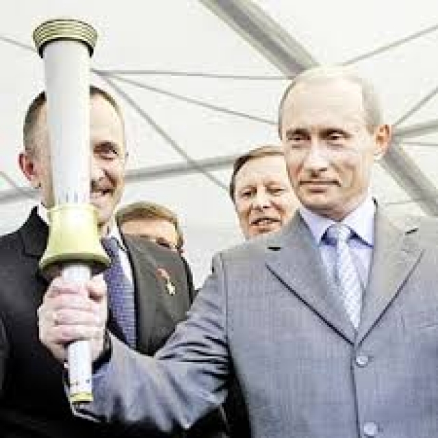 Первый выпущенный факел был подарен разработчиками В. В. Путину накануне Олимпийских Игр в Сочи 2014, до этого момента факел хранился в музее при заводе.