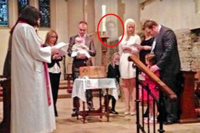 Это призрачный образ был опубликован в Mirror. Как сообщалось,  снимок был сделан на крестинах в Кентербери, Англия. Согласно Хизер Сьюэлл, бабушки ребенка, дух имеет поразительное сходство с ее покойным мужем Терри.