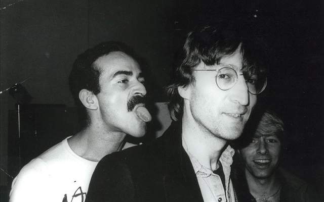 А таким Леннона поймал Уорхол в Нью-Йорке в 1979 году. Парень за спиной звезды - Халстон, он был парнем Уорхола. Справа - Руперт Смит.