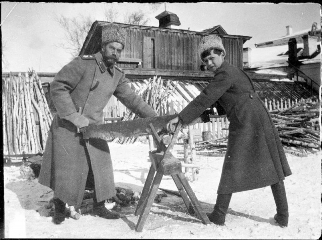 В Тобольске, в заключении царская семья всегда оставалась занятой: Государь колол дрова, чистил снег, работал в саду.
