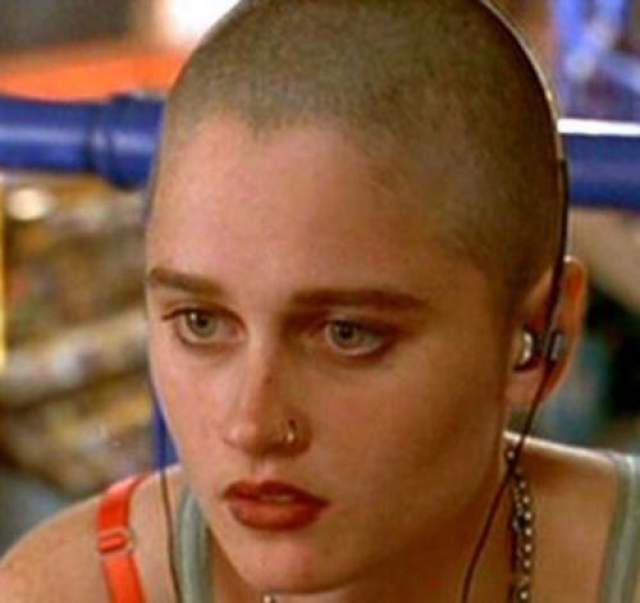 а для фильма 1995 года "Эмпайр Рекордс" актрисе пришлось расстаться со своими пышными локонами. 