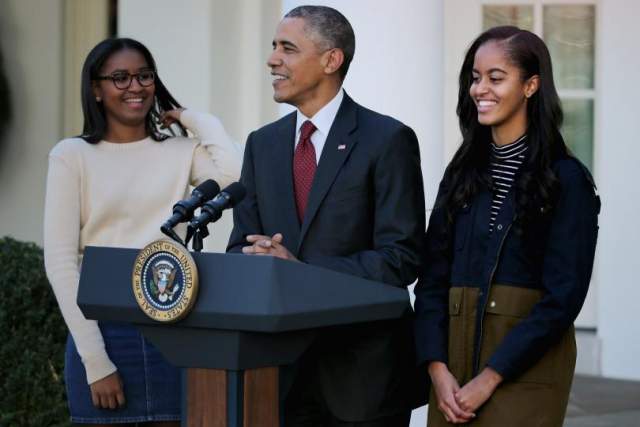 Барак Обама. У бывшего американского лидера и его супруги Мишель две дочки, Малия и Саша. Жизнь этих детей до сих пор протекает под пристальным вниманием публики.