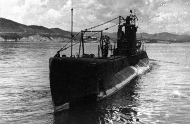 Советская подводная лодка С-117 "Щука", 1952 год "Щ-117"- советская дизель-электрическая торпедная подводная лодка времен Второй мировой войны, принадлежит к серии V-бис проекта Щ - "Щука". 10 июня 1949 года переименована в "С-117". 