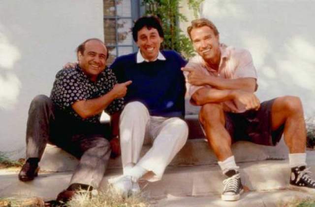 Денни Де Вито, режиссер Авен Арйтман и Арнольд Шварцнеггер на сьемках фильма "Близнецы", 1988 год. 