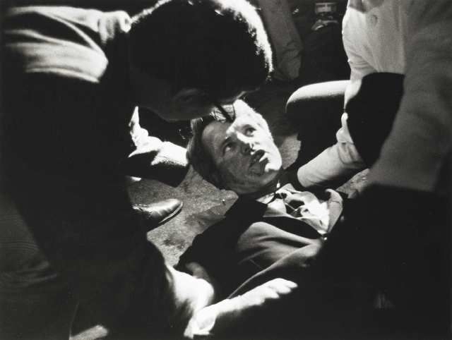 Роберт Кеннеди. После речи, произнесенной в Лос-Анджелесе, политика застрелили. На фото попали последние мгновения его жизни.