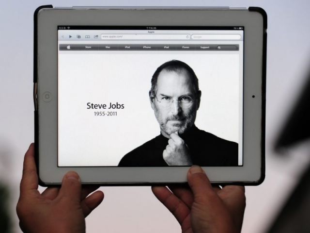 В течение двух недель после его смерти корпоративный сайт Apple показывал простую страницу с именем и годами жизни Джобса рядом с его черно-белым портретом. При нажатии на изображение показывался некролог