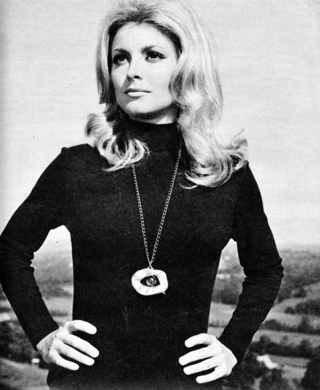 В конце 1965 года Шэрон Тейт получила свою первую заметную роль в фильме Глаз дьявола, с участием Дэвида Нивена, Деборы Керр и Дэвида Хеммингса.