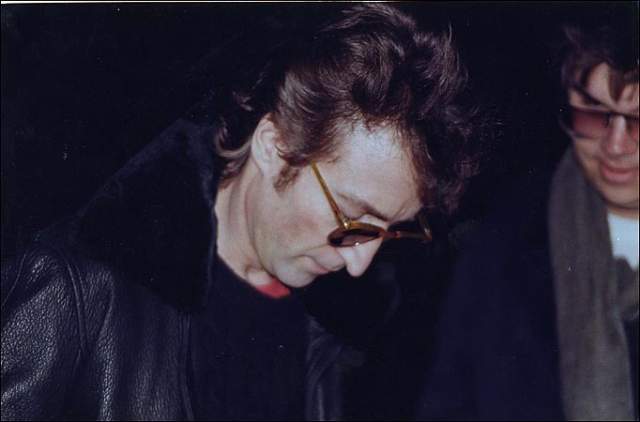 Марк Чепмэн (убийца Леннона)  8 декабря 1980 года Марк Дэвид Чепмен застрелил Джона Леннона около его дома на Манхеттене. Большую часть этого дня Чепмен провёл к дома Джона, и, когда около 16 часов Леннон отправился в студию звукозаписи, попросил его оставить автограф на альбоме, что тот и сделал. В этот момент фотограф Пол Гореш чделпл снимок Леннона и Чепмена.