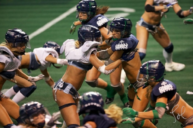 Американский футбол в нижнем белье . Соревнования проводятся среди женщин в штате Вашингтон, США.