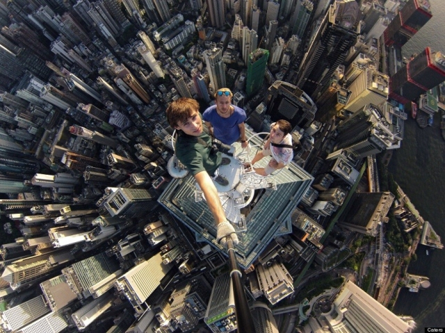 Селфи Александра Ремнева с товарищами на высоте 346 метров на вершине башни The Center.