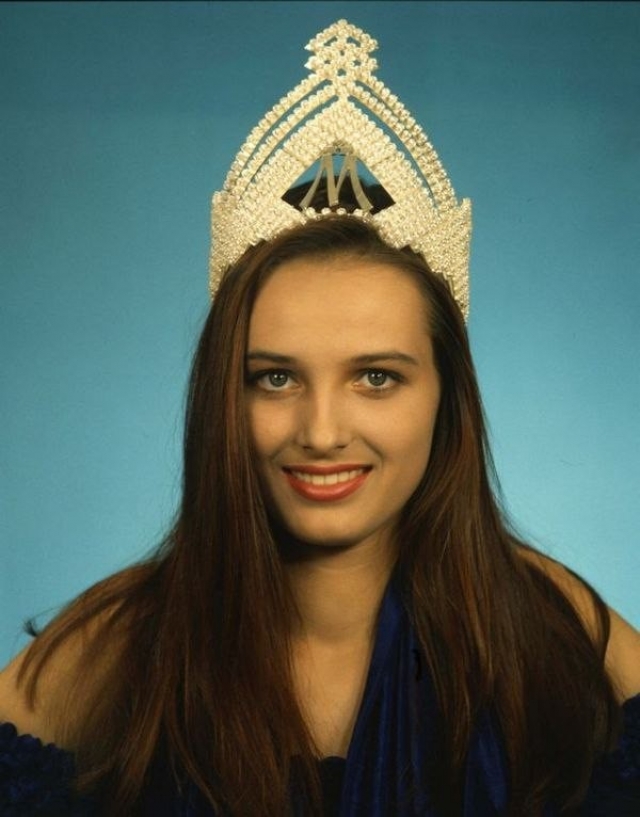 Агнешка Котлярска (24 года). В 1990 году девушка завоевала титул Мисс-Польша. Уже тогда у нее появился тайный поклонник по имени Ежи.