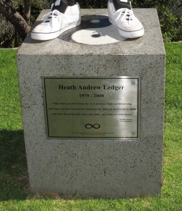 Тело актера отправили в Австралию. 9 февраля 2008 года его кремировали и похоронили на его родине, в Перте, на кладбище Карракатта.