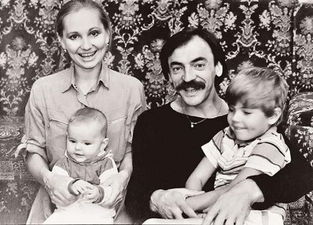 Михаил Боярский и Лариса Луппиан с дочерью Лизой и сыном Сергеем.