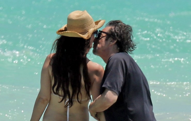 77-летнего Аль Пачино застукали за поцелуями с 38-летней возлюбленной на пляже.