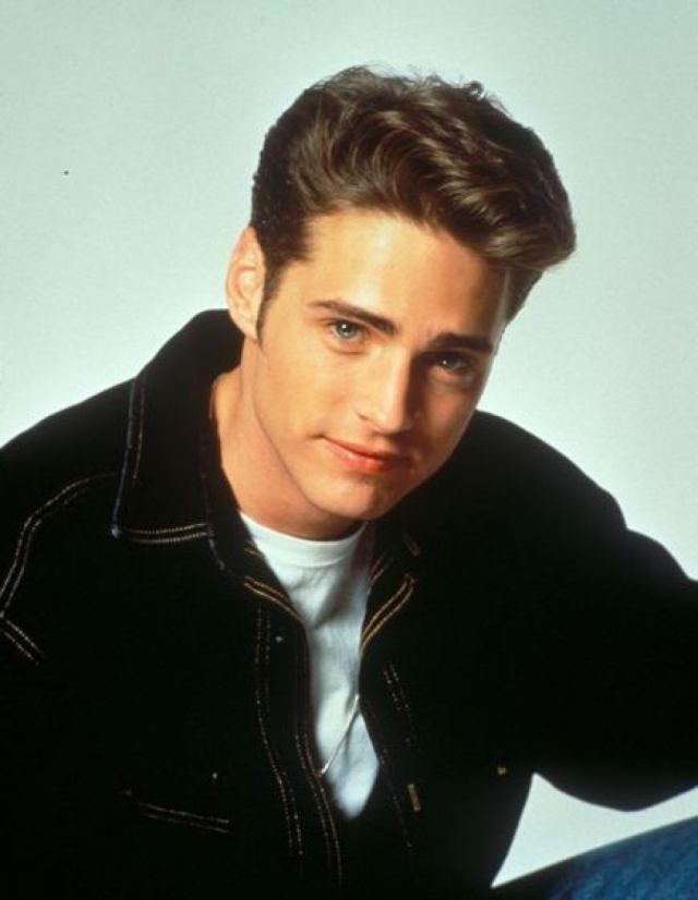 Джейсон Пристли. Многие девушки начала 90-х вздыхали по голубоглазому красавцу из "Беверли Хиллз 90210", в котором он снимался до 1998 года.