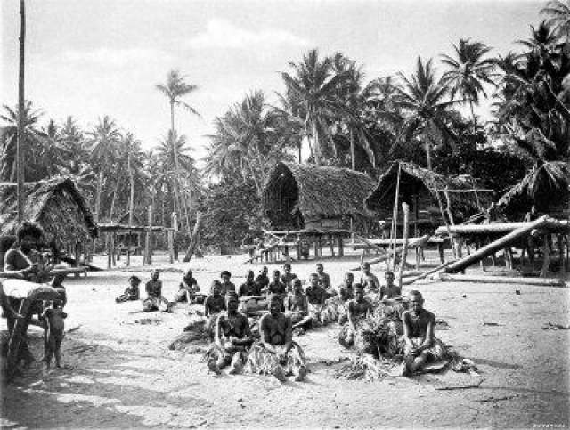 Болезнь куру, или смеющаяся смерть  Племя каннибалов форе, живущее в горах Новой Гвинеи, было открыто только в 1932 году. Члены этого племени страдали смертельной болезнью куру, название которой на их языке имеет два значения - "дрожь" и "порча". Форе верили, что болезнь является результата сглаза чужим шаманом. 