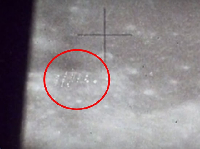 Это снимок поверхности Луны, опубликованный бывшим сотрудником NASA Кеном Джонсоном: в его центре можно заметить модуль миссии "Аполлон", а вот в левой его части расположено несколько загадочных точек.