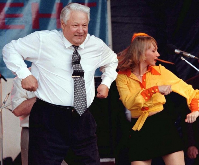 Во время предвыборной кампании 1996 года 65-летний президент России Б. Н. Ельцин публично исполнял зажигательные танцы в знак поддержки кандидата в президенты России - себя.