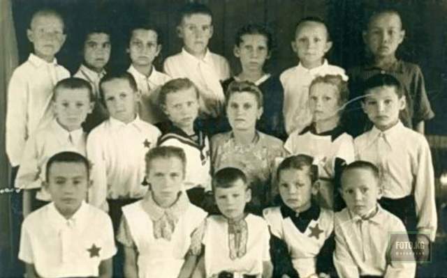 Талгат Нигматулин родился в 1949 году в шахтерском городке Кызыл-Кия в Киргизии. Отец-шахтер погиб, когда будущей звезде не было и двух лет. Мать, директор школы, одна растила двоих сыновей. Детство мальчика было тяжелым – но не необычным для любого советского дитя (на фото в первом ряду слева со звездой).