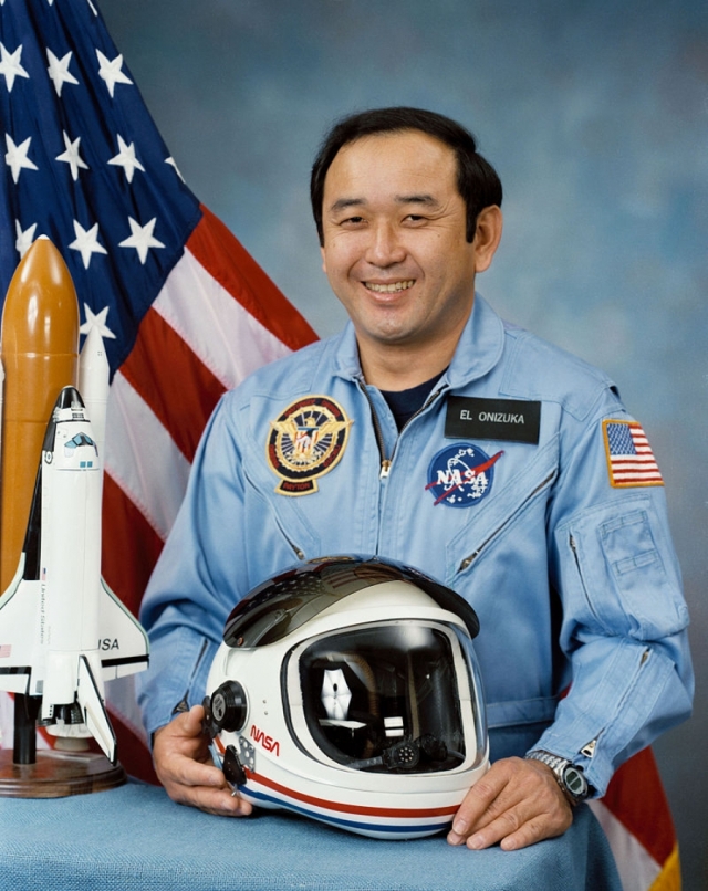 Научный специалист - 39-летний Эллисон С. Онидзука . Летчик-испытатель, подполковник ВВС США, астронавт NASA. Провел в космосе 3 дня 1 час 33 минуты. Для него это был второй полет в космос.