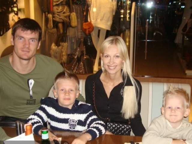 Про жену его брата Эдиту Лавринович ничего неизвестно, но СМИ указывают, что у них двое детей.