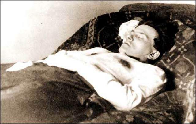 Маяковский застрелился из револьвера, подаренного ему ГПУ. По одной из версий его самоубийство в возрасте 36 лет в 1930 году, было организовано спецслужбами Кремля.