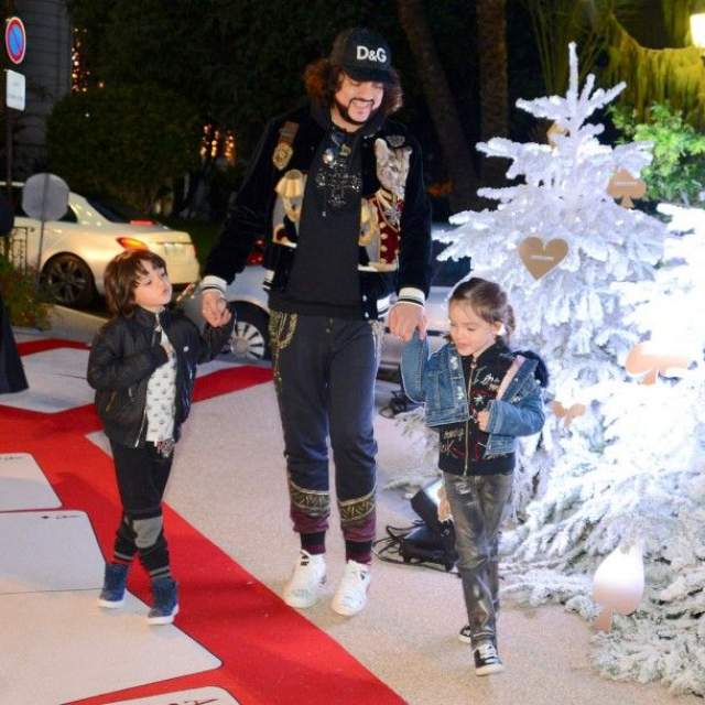 Филипп Киркоров на Новый год с детьми улетел в Монте-Карло, оставив сотни своих записанных на видео “двойников” резвиться на просторах отечественного ТВ.
