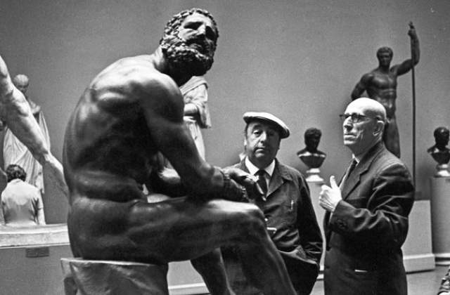 Чилийский поэт Пабло Неруда и статуи ГМИИ имени Пушкина, 1962 год.