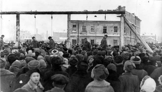 Ранним утром на площади Калинина перед кинотеатром "Гигант" собралась огромная толпа: люди, не забывшие еще ужасов войны и блокады, пришли посмотреть на смерть немецких военных преступников.