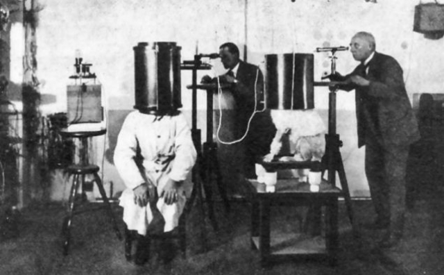 В начале 1942 над заключенными в концентрационном лагере Дахау проводились эксперименты под руководством Зигмунда Рашера, посвященные исследованию проблем состояния здоровья летчиков Люфтваффе, которые занимались пилотированием на больших высотах.