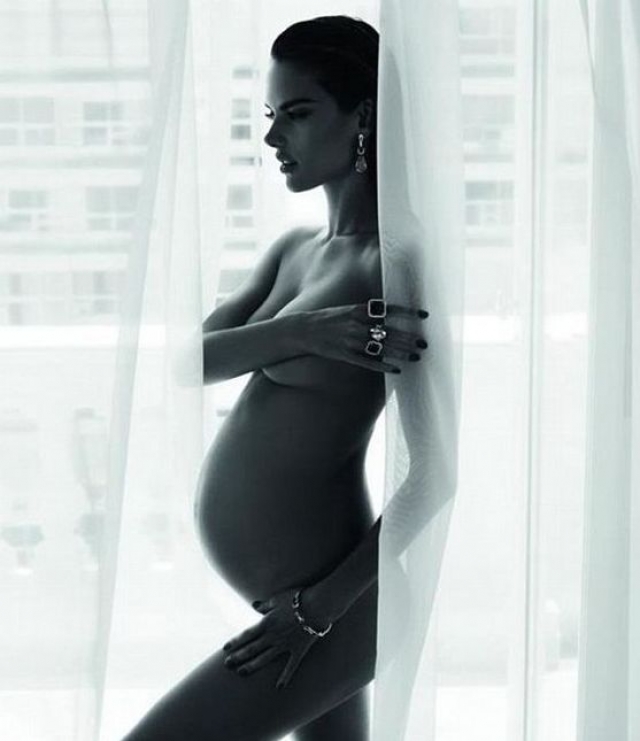 Алессандра Амброзио. Модель обнажилась будучи на восьмом месяце беременности.